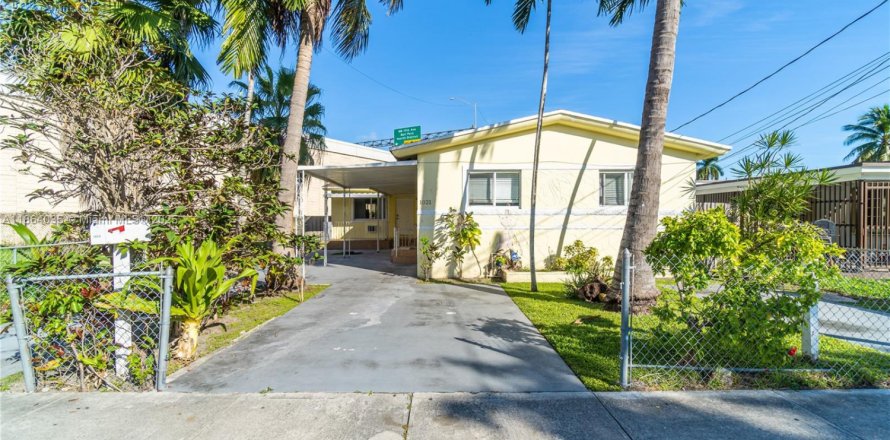 House in Miami, Florida 4 bedrooms, 145.95 sq.m. № 1891192
