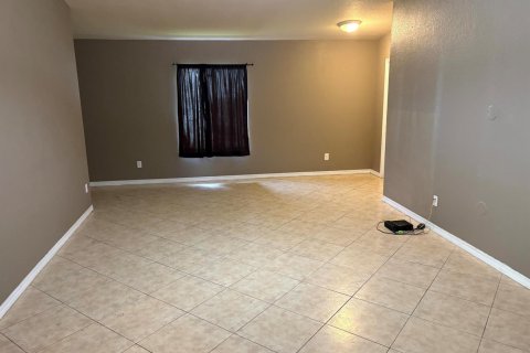 House in Port St. Lucie, Florida 4 bedrooms, 148.27 sq.m. № 2270482 - photo 12