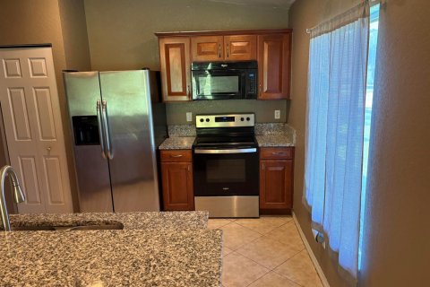 House in Port St. Lucie, Florida 4 bedrooms, 148.27 sq.m. № 2270482 - photo 2