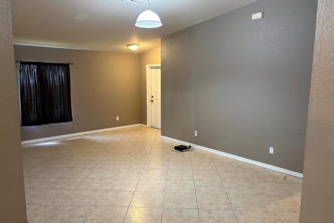 House in Port St. Lucie, Florida 4 bedrooms, 148.27 sq.m. № 2270482 - photo 7