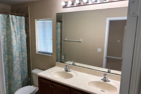 House in Port St. Lucie, Florida 4 bedrooms, 148.27 sq.m. № 2270482 - photo 9