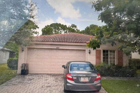 House in Port St. Lucie, Florida 4 bedrooms, 148.27 sq.m. № 2270482