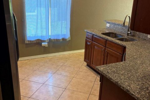 House in Port St. Lucie, Florida 4 bedrooms, 148.27 sq.m. № 2270482 - photo 3