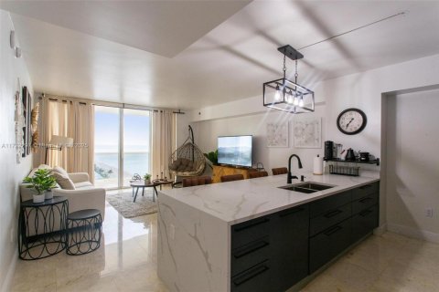Copropriété à louer à Hallandale Beach, Floride: 1 chambre, 78.41 m2 № 1702431 - photo 1