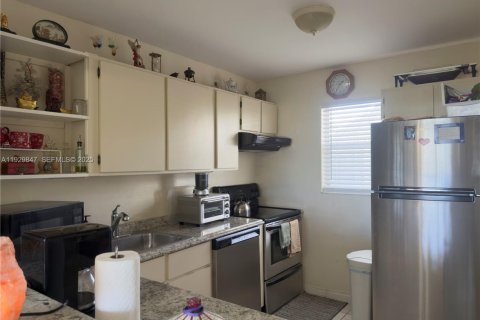 Condo in Margate, Florida, 2 bedrooms  № 1988826 - photo 13
