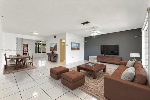 Villa ou maison à louer à Cooper City, Floride: 4 chambres, 168.52 m2 № 1995842 - photo 3