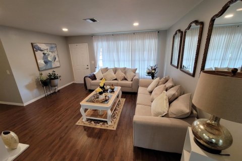 House in Port St. Lucie, Florida 3 bedrooms, 134.34 sq.m. № 2185457 - photo 11