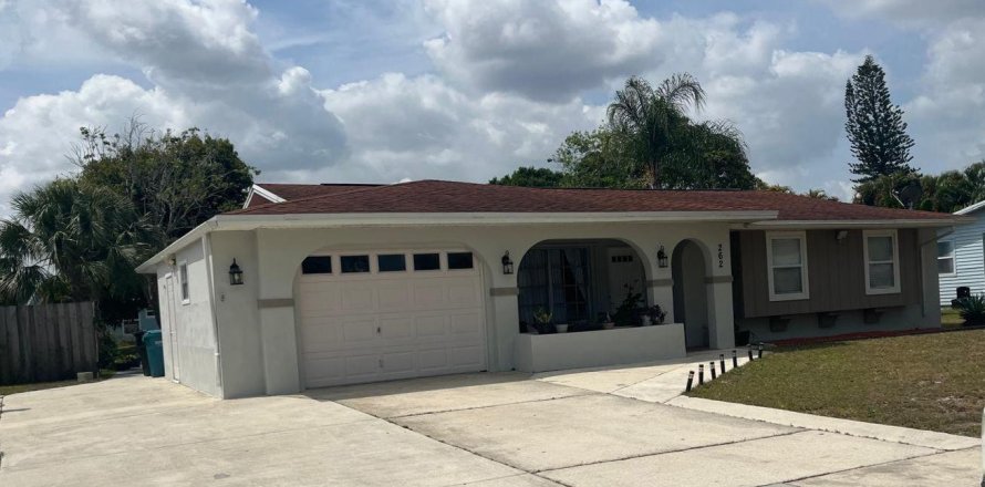 House in Port St. Lucie, Florida 3 bedrooms, 134.34 sq.m. № 2185457