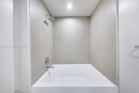 Купить кондоминиум в Майами, Флорида 2 спальни, 70.05м2, № 2176460 - фото 10