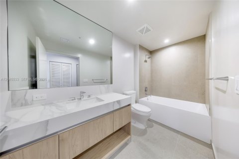 Купить кондоминиум в Майами, Флорида 2 спальни, 70.05м2, № 2176460 - фото 7