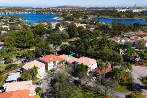 Villa ou maison à vendre à Doral, Floride: 4 chambres, 201.41 m2 № 1996578 - photo 2