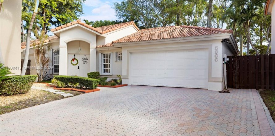 Villa ou maison à Doral, Floride 4 chambres, 201.41 m2 № 1996578