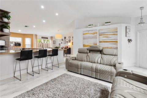 Villa ou maison à vendre à Doral, Floride: 4 chambres, 201.41 m2 № 1996578 - photo 4