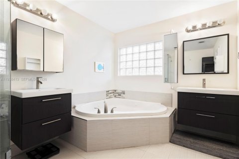 Villa ou maison à vendre à Doral, Floride: 4 chambres, 201.41 m2 № 1996578 - photo 18