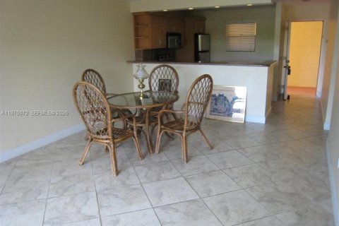 Condo in Miami, Florida, 2 bedrooms  № 2040588 - photo 4