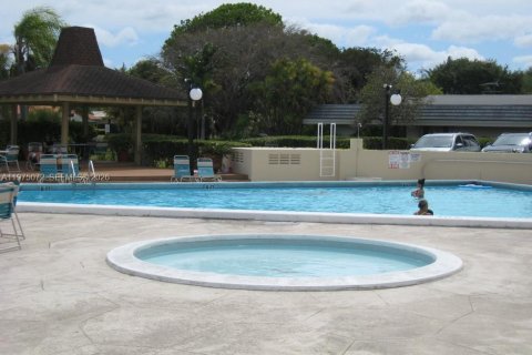 Condo in Miami, Florida, 2 bedrooms  № 2040588 - photo 16