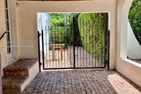 Villa ou maison à vendre à Coral Gables, Floride: 2 chambres, 126.07 m2 № 1931284 - photo 2