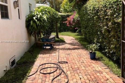 Villa ou maison à vendre à Coral Gables, Floride: 2 chambres, 126.07 m2 № 1931284 - photo 16