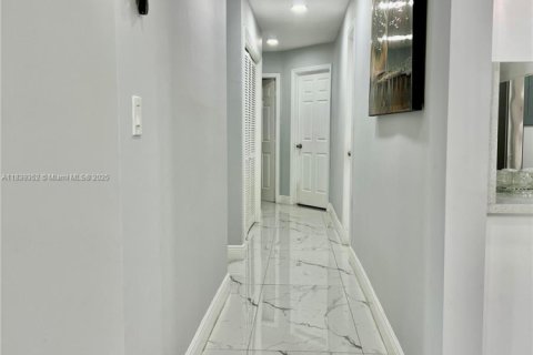 House in North Lauderdale, Florida 4 bedrooms, 164.25 sq.m. № 1827451 - photo 12