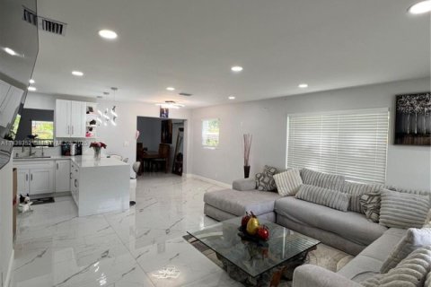 House in North Lauderdale, Florida 4 bedrooms, 164.25 sq.m. № 1827451 - photo 7