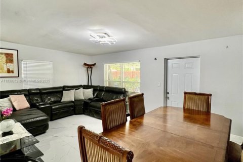 House in North Lauderdale, Florida 4 bedrooms, 164.25 sq.m. № 1827451 - photo 11
