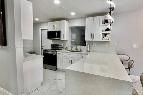 House in North Lauderdale, Florida 4 bedrooms, 164.25 sq.m. № 1827451 - photo 5