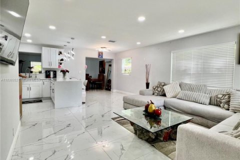 House in North Lauderdale, Florida 4 bedrooms, 164.25 sq.m. № 1827451 - photo 2