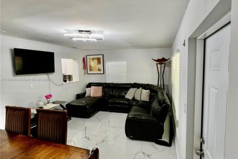 House in North Lauderdale, Florida 4 bedrooms, 164.25 sq.m. № 1827451 - photo 10