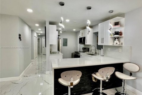 House in North Lauderdale, Florida 4 bedrooms, 164.25 sq.m. № 1827451 - photo 3