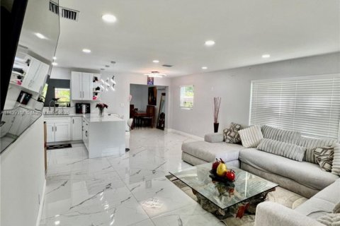 House in North Lauderdale, Florida 4 bedrooms, 164.25 sq.m. № 1827451 - photo 6