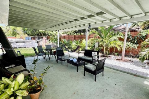 House in North Lauderdale, Florida 4 bedrooms, 164.25 sq.m. № 1827451 - photo 20