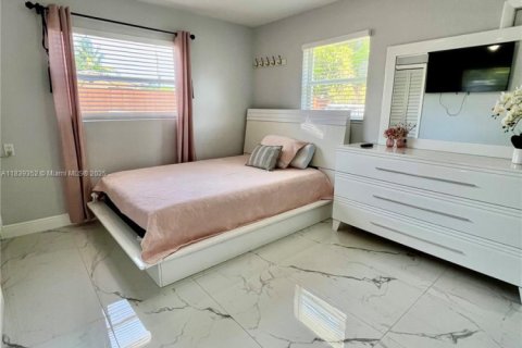 House in North Lauderdale, Florida 4 bedrooms, 164.25 sq.m. № 1827451 - photo 16
