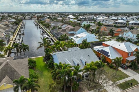 House in Apollo Beach, Florida 4 bedrooms, 278.61 sq.m. № 1426483 - photo 4