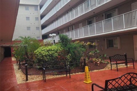 Apartamento en alquiler en Miami, Florida, 2 dormitorios, 66.33 m2 № 1770369 - foto 1