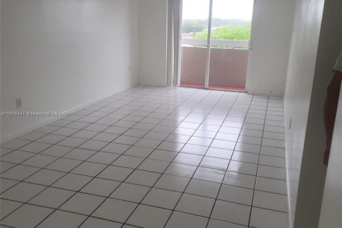 Appartement à louer à Miami, Floride: 2 chambres, 66.33 m2 № 1770369 - photo 3