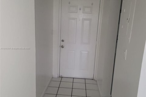 Apartamento en alquiler en Miami, Florida, 2 dormitorios, 66.33 m2 № 1770369 - foto 4