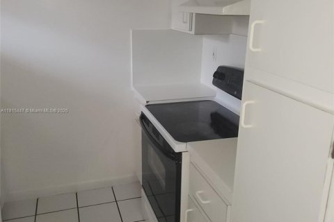 Apartamento en alquiler en Miami, Florida, 2 dormitorios, 66.33 m2 № 1770369 - foto 7