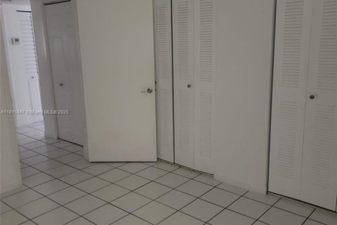 Apartamento en alquiler en Miami, Florida, 2 dormitorios, 66.33 m2 № 1770369 - foto 12