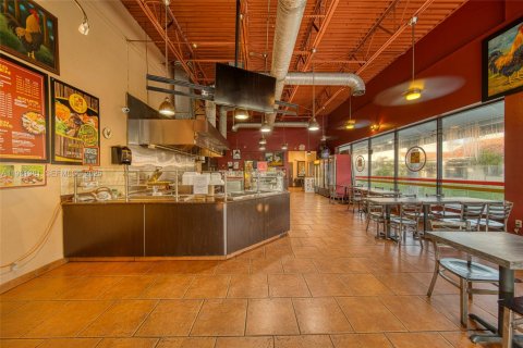 Купить коммерческую недвижимость в Майами, Флорида № 1989865 - фото 11