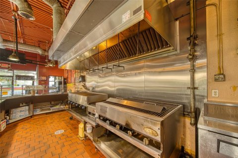 Купить коммерческую недвижимость в Майами, Флорида № 1989865 - фото 18