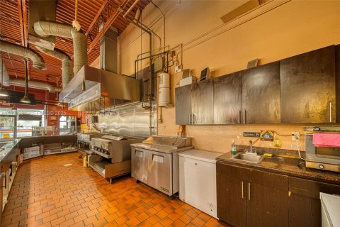 Купить коммерческую недвижимость в Майами, Флорида № 1989865 - фото 16