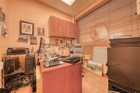 Купить коммерческую недвижимость в Майами, Флорида № 1989865 - фото 29