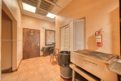 Купить коммерческую недвижимость в Майами, Флорида № 1989865 - фото 24