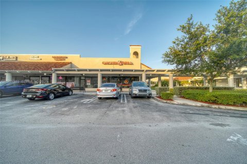 Купить коммерческую недвижимость в Майами, Флорида № 1989865 - фото 2