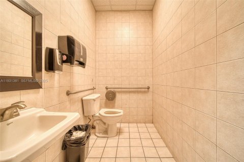 Купить коммерческую недвижимость в Майами, Флорида № 1989865 - фото 28