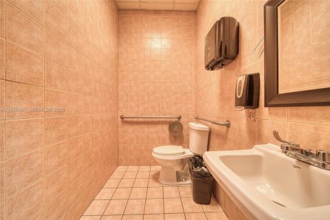 Купить коммерческую недвижимость в Майами, Флорида № 1989865 - фото 27