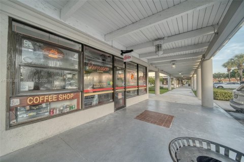 Купить коммерческую недвижимость в Майами, Флорида № 1989865 - фото 5