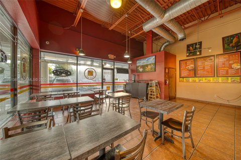 Купить коммерческую недвижимость в Майами, Флорида № 1989865 - фото 8