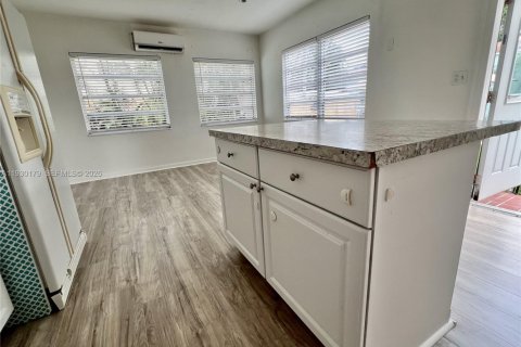 Commercial property in Hollywood, Florida 298.31 sq.m. № 1997624 - photo 11