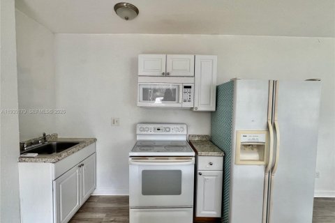 Commercial property in Hollywood, Florida 298.31 sq.m. № 1997624 - photo 12